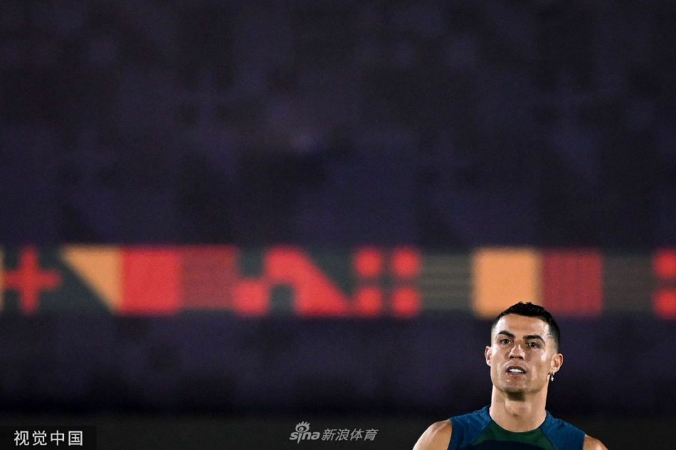 C罗在卡塔尔的训练场上进行高强度折返跑，眼神坚定，展现出对于即将到来大战的充分准备