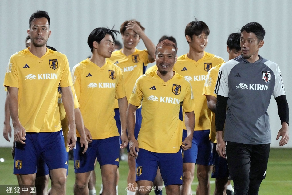 锋线快马在训练中高速带球突进，身影在绿茵场上拉出一道蓝色的闪电。