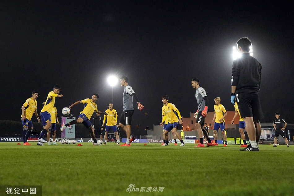 中场核心远藤航在绿茵场上全神贯注地进行带球训练，目光坚毅如磐石。