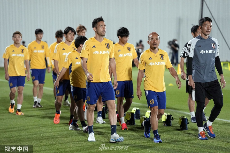 队长吉田麻也高高跃起，力压队友争抢头球，展现出后防领袖的制空权与强悍斗志。