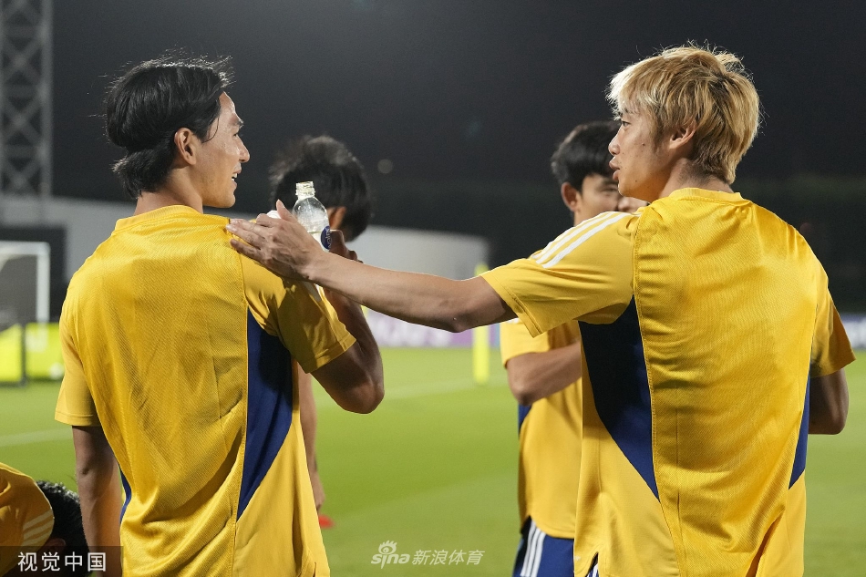 球队围成一圈进行高强度的快速传递与压迫练习，展现了无间的默契与整体移动的纪律性。