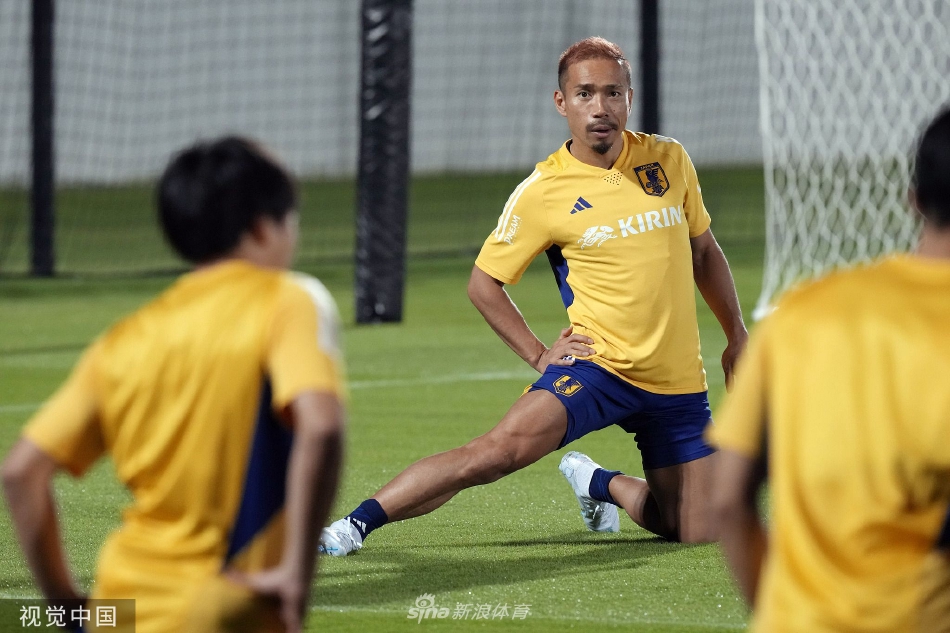 后卫板仓滉与酒井宏树正在进行头球争顶对抗，两人在空中激烈碰撞，身体姿态充满了力量感，展现着必胜的决心。