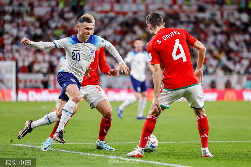 英格兰队多名球员围在一起，肩并肩低头相互鼓劲，展现出强大的团队凝聚力