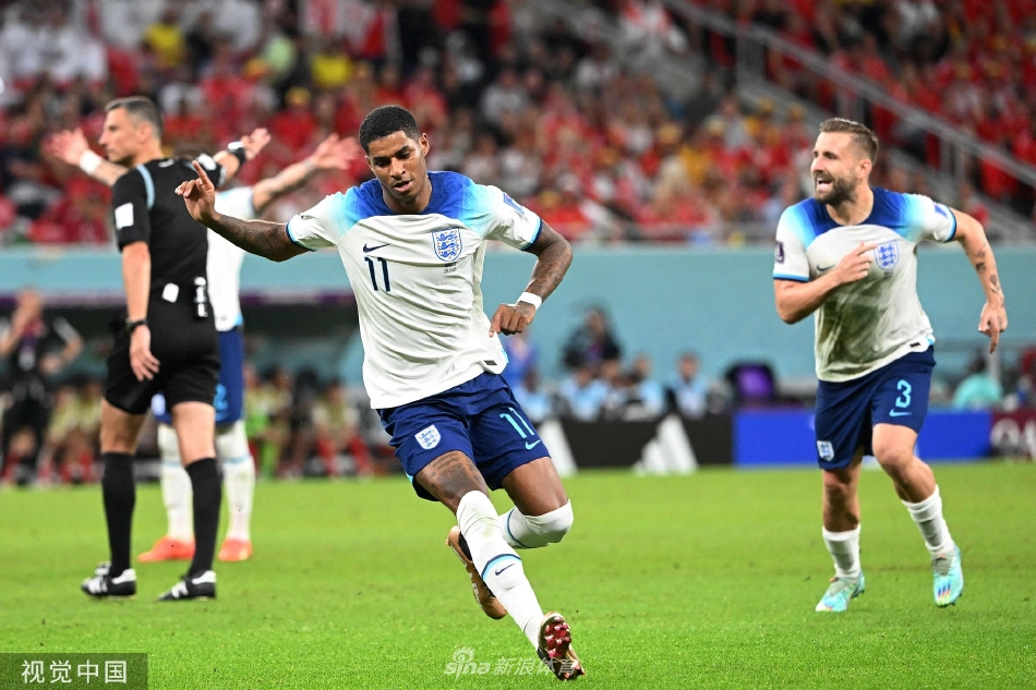 拉什福德进球后张开双臂在球场边线激情奔跑庆祝，脸上洋溢着释放与狂喜