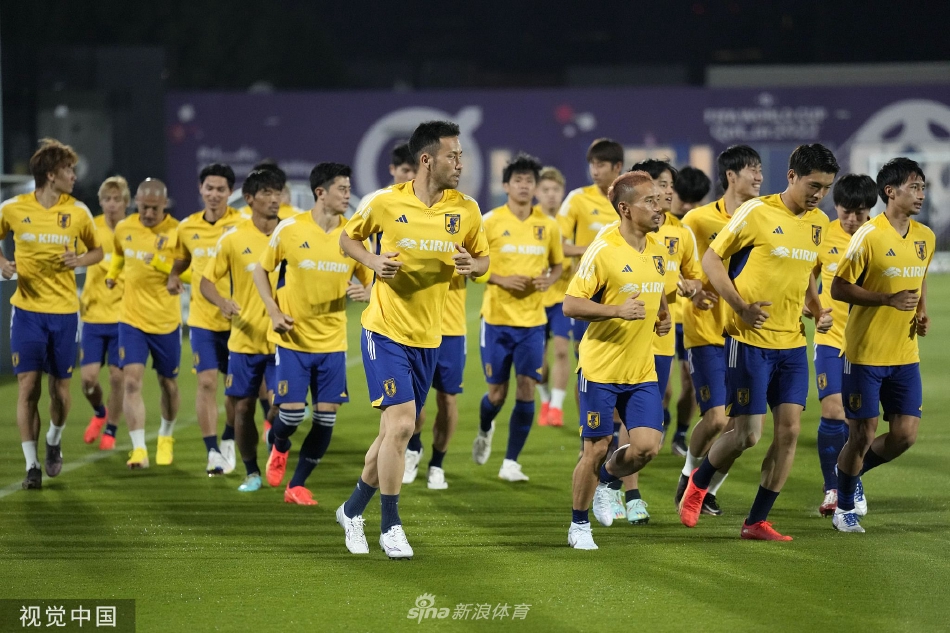 训练结束后，全队成员手搭肩膀紧紧团结在一起，形成一个坚不可摧的整体，背景是球场明亮的灯光，宛如他们的希望之光。