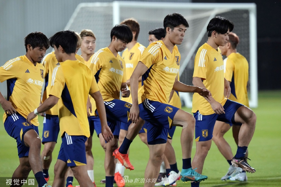 中场核心远藤航正在与队友进行一脚出球快速传递练习，足球在空中划出一道白色的闪电，两人的眼神交汇充满默契。