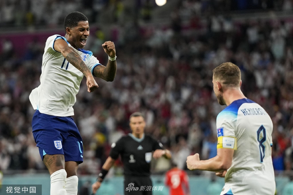 看台上一位威尔士小球迷脸上涂着国旗油彩，眼神中充满了对比赛的专注与对球队的支持