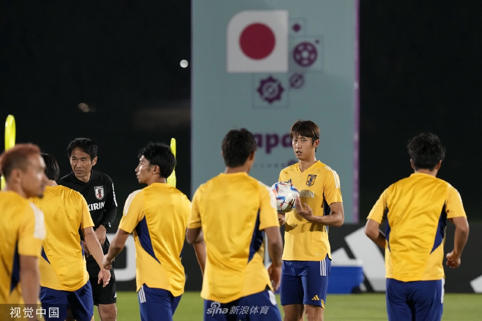 前锋浅野拓磨在完成一次高速冲刺射门后，弯腰双手扶膝，大口喘着气，眼神却依然死死盯着球门方向。