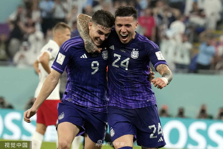 比赛结束后，梅西与波兰前锋莱万多夫斯基在中场拥抱，两人面带微笑，画面充满了体育精神与英雄相惜的意味