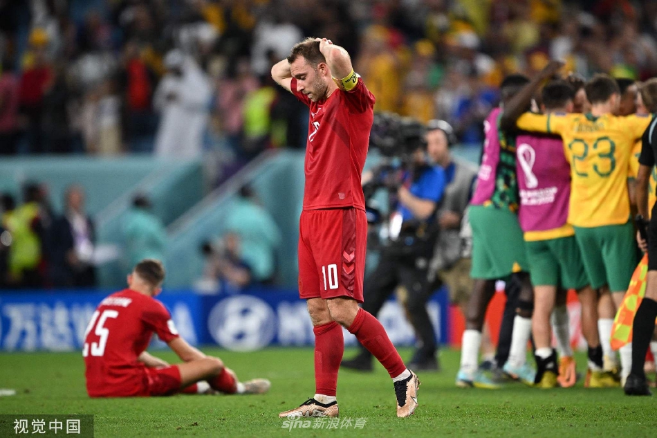 终场哨响，澳大利亚全体球员和工作人员激动地冲入场内，紧紧拥抱在一起，有的跪地呐喊，有的振臂高呼，绿色的草坪上汇聚成一片欢乐的海洋。