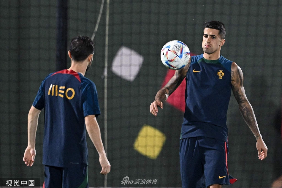 训练结束球员们走向场边，桑托斯背对镜头望向空旷看台，身影在夕阳下拉出孤独而坚定的长影