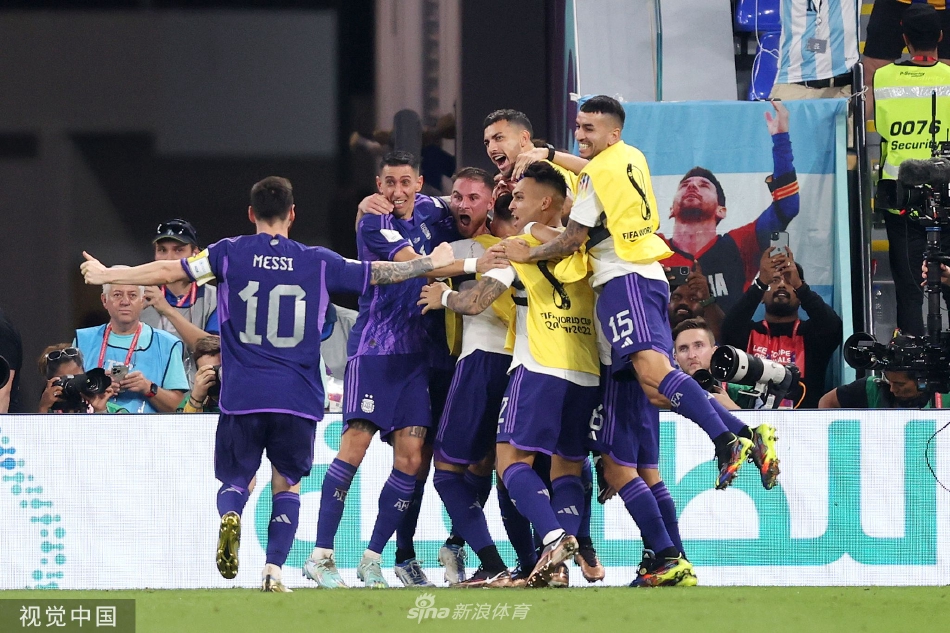 胡利安·阿尔瓦雷斯进球后张开双臂狂奔庆祝，脸上写满狂喜与释放，背后是蜂拥而至准备与他共同庆祝的队友