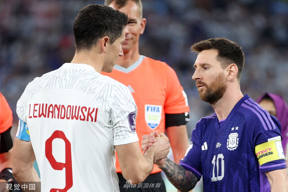 梅西带球突破波兰防线，数名防守球员在他身后奋力回追，凸显了其作为核心所承受的巨大防守压力