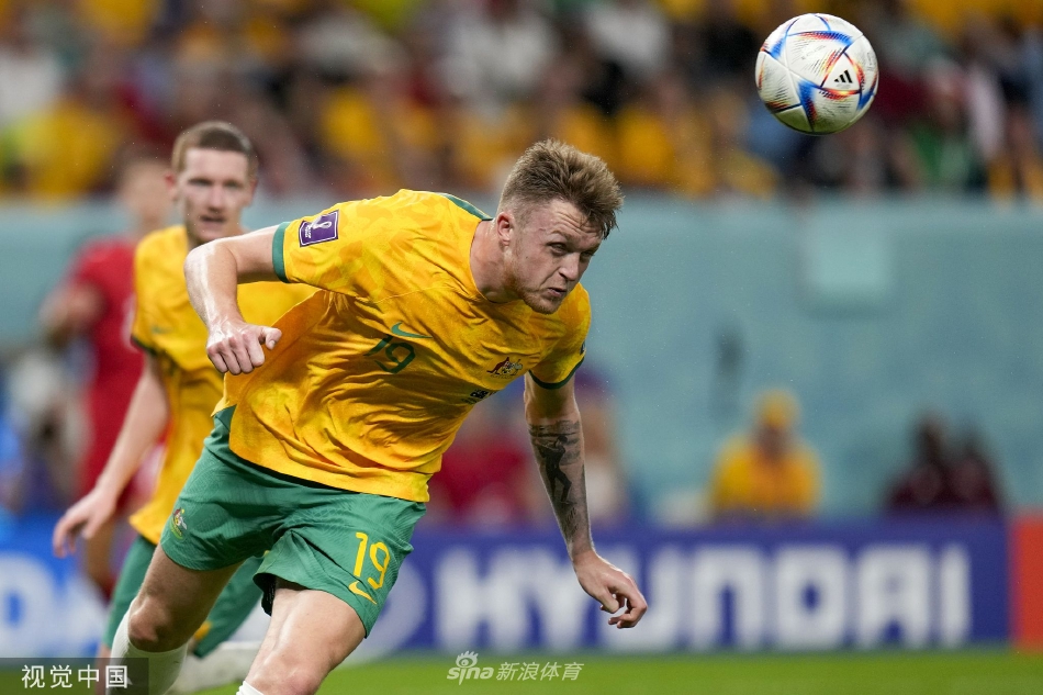 看台上，澳大利亚球迷们挥舞着国旗，脸上涂着油彩，许多人激动落泪，金色的海洋泛起波澜，他们的歌声与欢呼响彻整个卡塔尔教育城体育场。