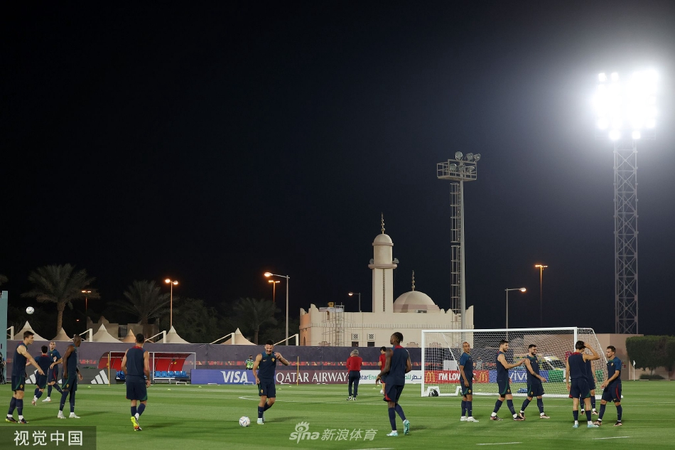 B费与坎塞洛勾肩笑谈，训练后的轻松时刻展现更衣室内的融洽氛围