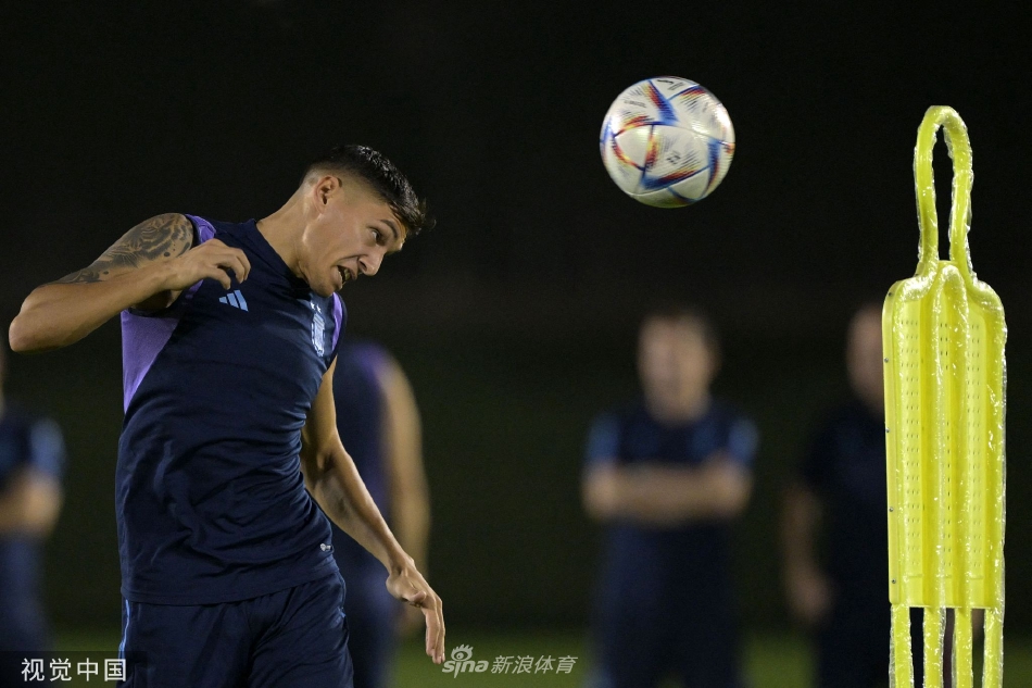 训练间隙，球员们神情放松，有说有笑，团队气氛和谐而积极。