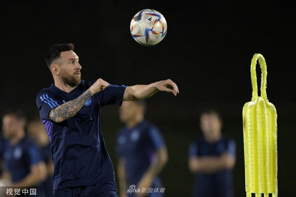 梅西与队友在训练中进行对抗演练，神情专注，为关键战役磨砺技艺。