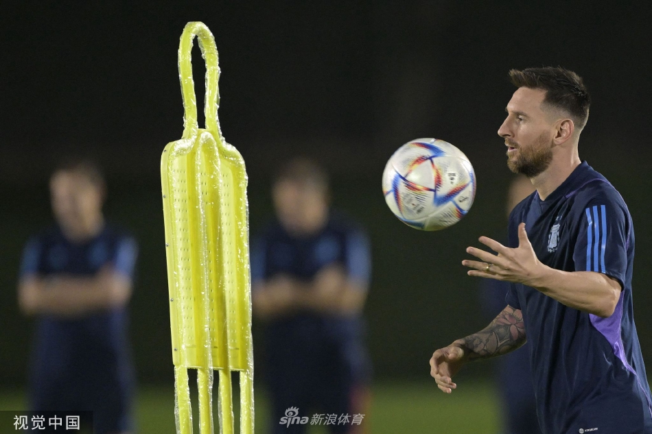 夕阳下的训练场，球员们奋力奔跑，影子被拉得很长，充满斗志与希望。