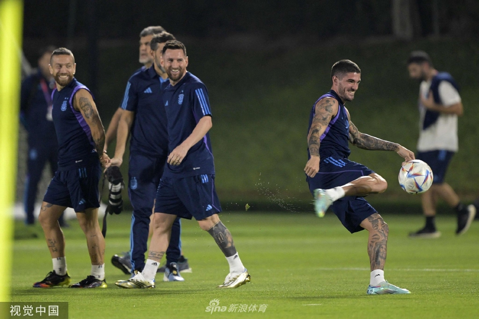 球员们围成一圈进行战术部署，展现出紧密的团队协作精神。