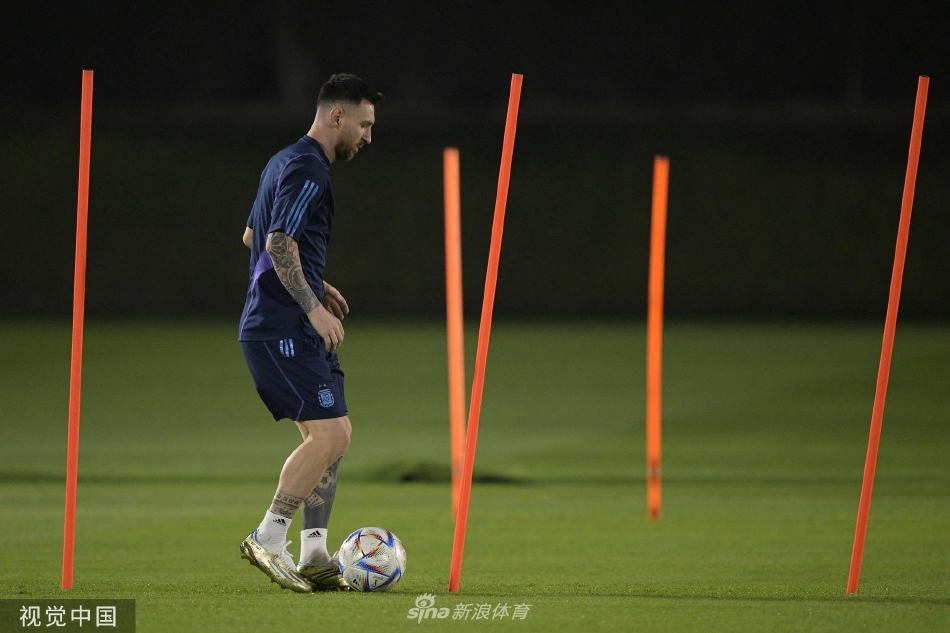 阿根廷队主教练斯卡洛尼与教练组在场边密切关注训练，运筹帷幄。