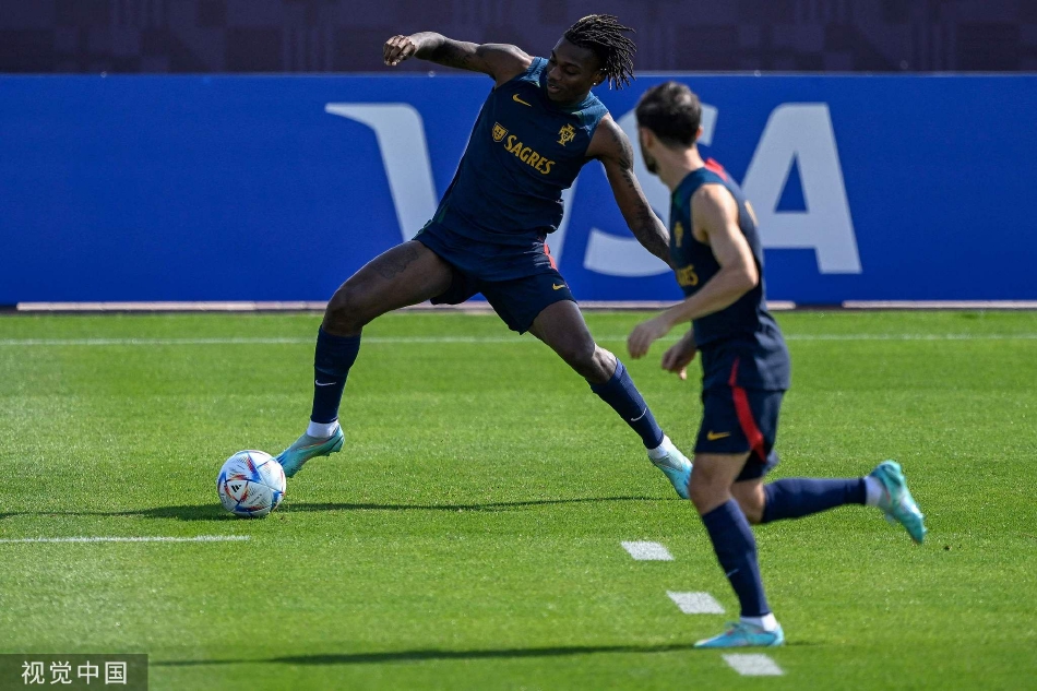 镜头聚焦于另一组球员的技术训练，皮球在空中划出弧线，展现出世界杯级队伍训练的高强度与专业性