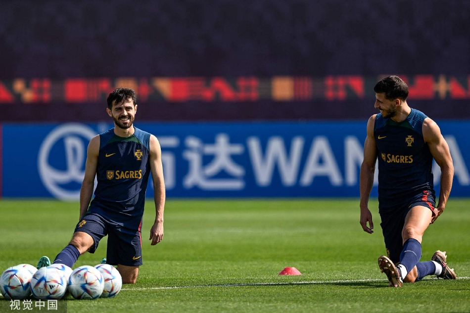 训练尾声，球员们聚集在一起，或交谈或慢走，夕阳余晖给整个训练场镀上了一层金色的光辉，气氛宁静而充满希望