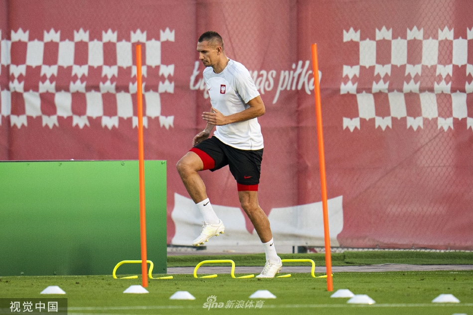 莱万在训练中轻松颠球，足球仿佛粘在脚上，展现了他世界顶级的精湛球感和控球技术