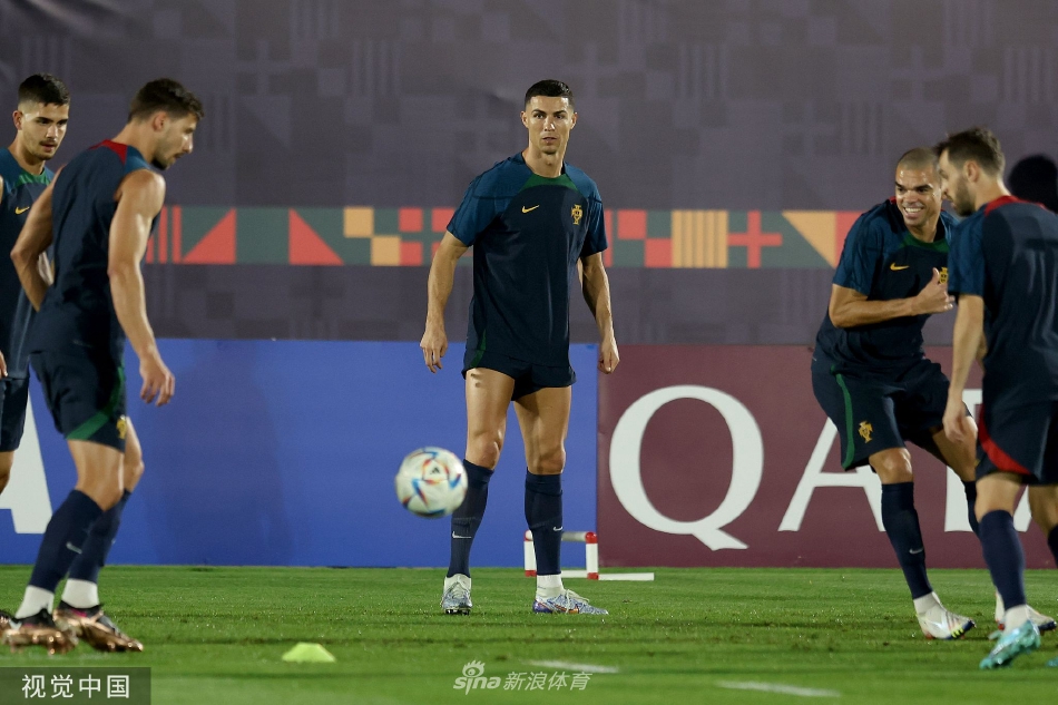 夕阳下，葡萄牙全队成员并肩站在一起进行战术讲解，身影被拉长，展现出团结一心的团队精神。