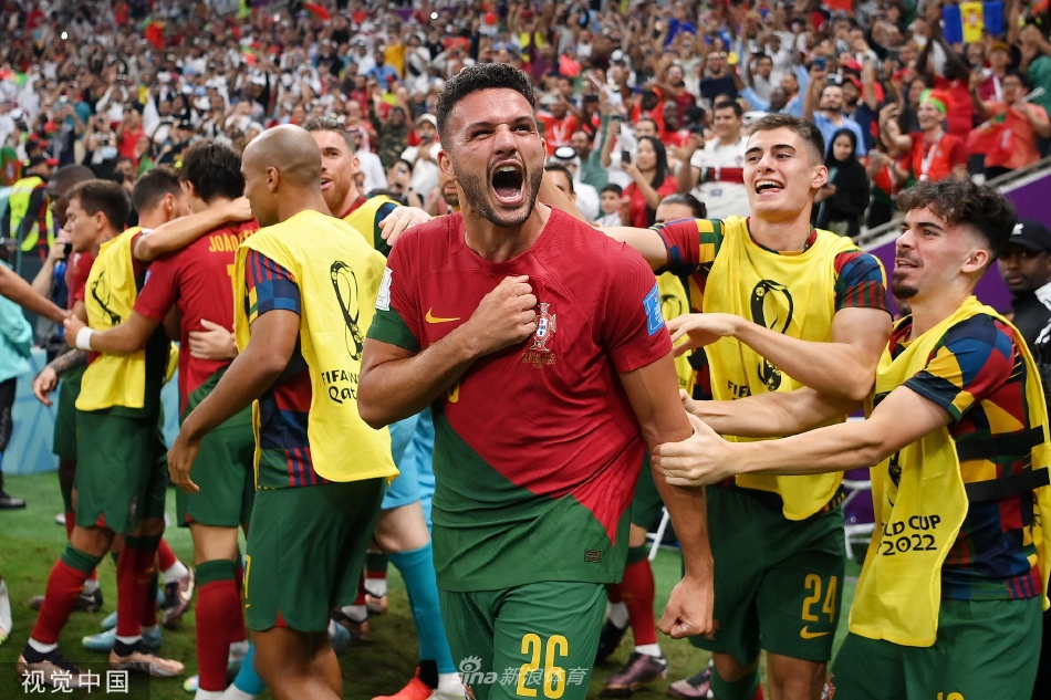 老将佩佩高高跃起头球破门，展现出不朽的斗志和空中的绝对统治力