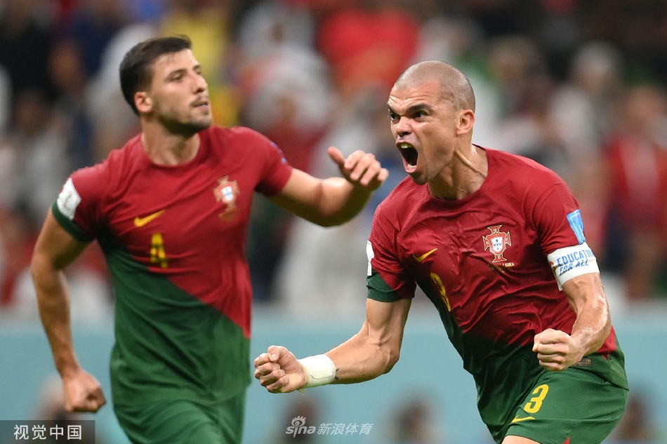 葡萄牙队球员赛后围成一圈相互鼓舞，团结一心迎接接下来的四分之一决赛挑战