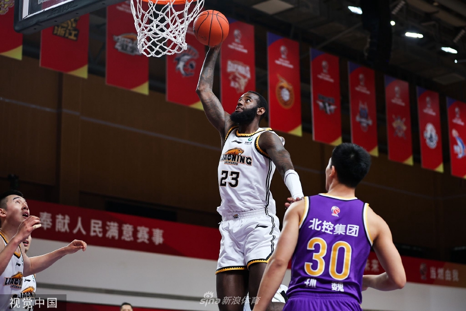 马布里在场边神情严峻地指挥着比赛，面对大比分落后的局面，他的眼神中透露出不甘与对弟子们的殷切期望