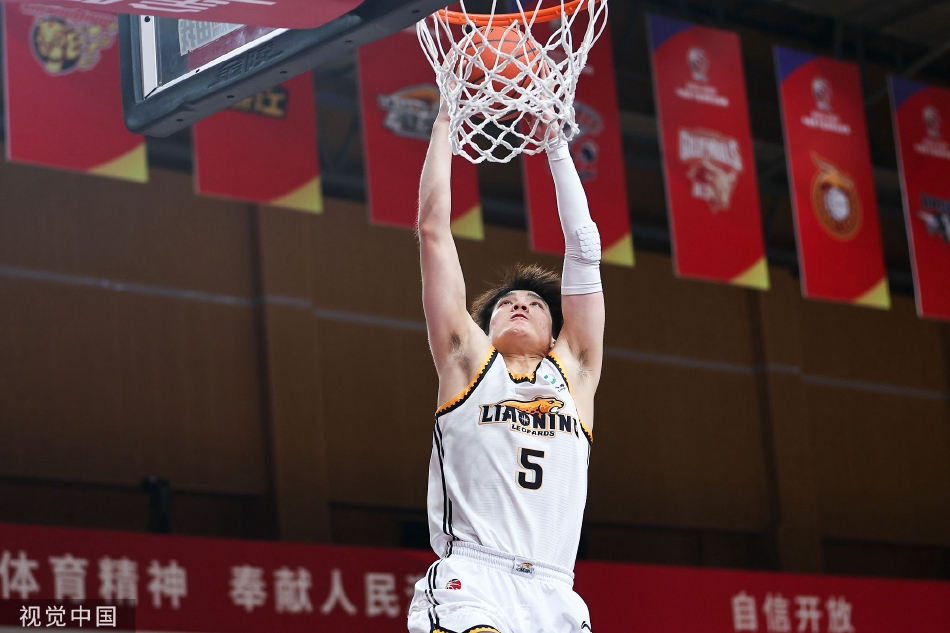 弗格面对北控外援高登的贴身防守，凭借强壮的身体和娴熟的运球技术强行突破，展现出强大的个人攻击力