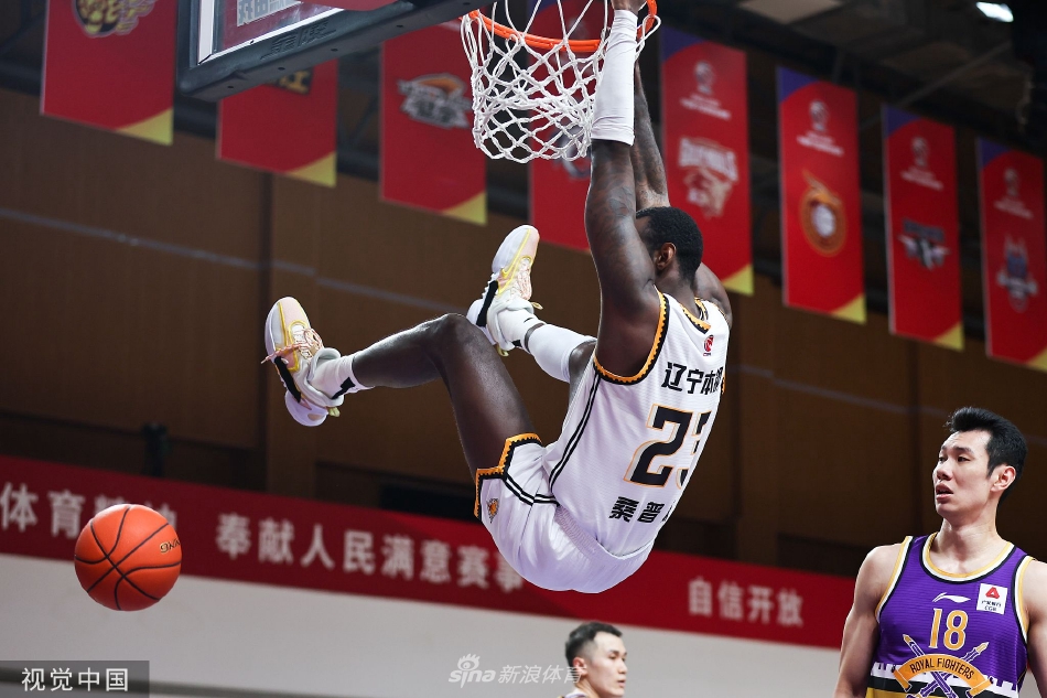 赛后张镇麟与队友轻松击掌庆祝胜利，脸上洋溢着复出首战即获大胜的喜悦笑容，身后的计分牌定格在103-63