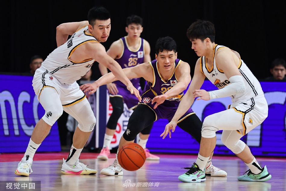 新援桑普森在内线犹如一道铁闸，高高跃起送给对手一记结实的盖帽，完美展现了他加盟辽宁后的防守价值