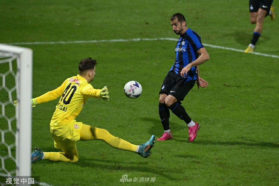 进球后，多名国米球员兴奋地拥抱在一起庆祝，他们围成一圈，分享着进球的喜悦。