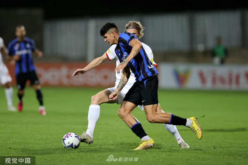 国米球员主罚角球瞬间，禁区内双方球员纠缠在一起，纷纷准备起跳争顶，气氛紧张。