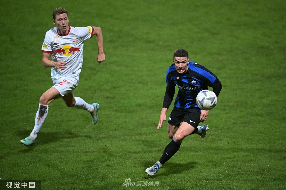 比赛全景，球员在绿茵场上分散展开，可以看出国米身着深色球衣，正组织一波阵地进攻。