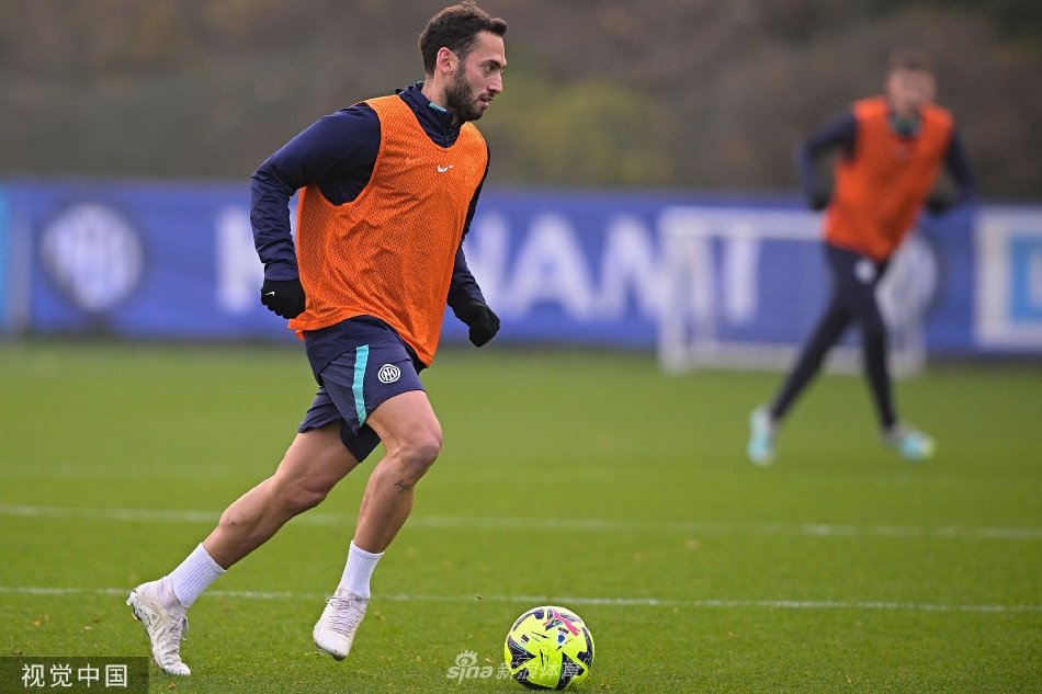 球员围成一圈进行拉伸放松，背景中的训练设施在冬日阳光下显得格外宁静