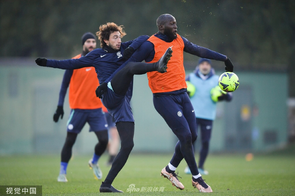 国际米兰队员进行高强度折返跑训练，汗水挥洒在绿茵场上。