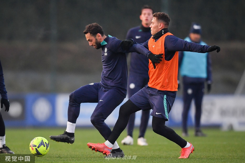 巴雷拉与队友进行快速一脚传递练习，配合默契如同舞蹈。