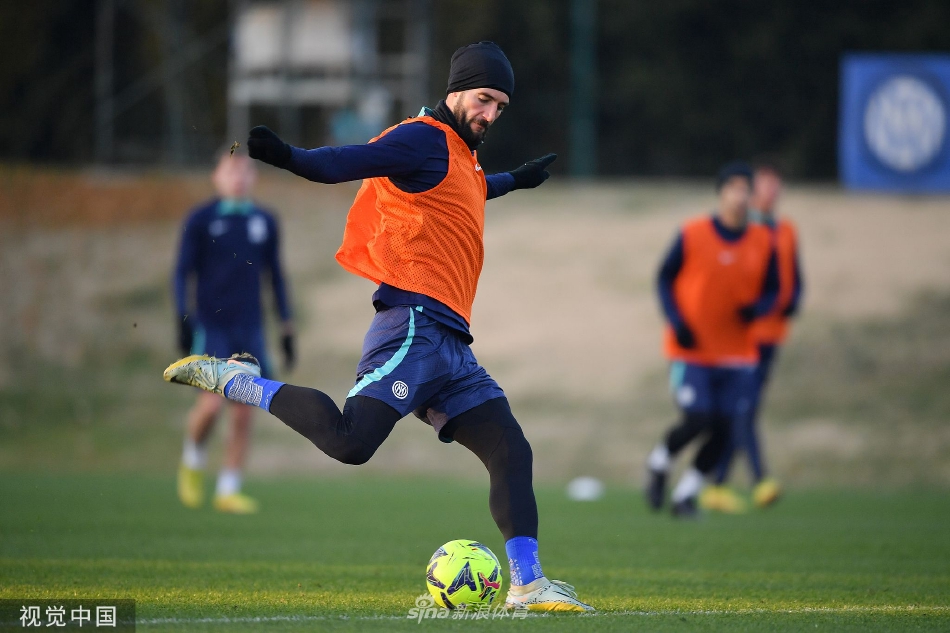 主教练因扎吉与队员围成一圈，专注地讲解战术板上的跑位要求。