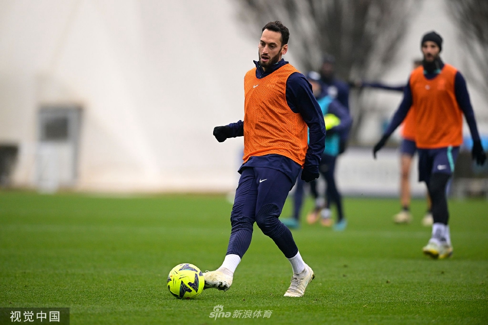 国米全队进行战术跑位演练，球员们在绿茵场上快速移动，展现出严明的纪律性与复苏的竞技状态。