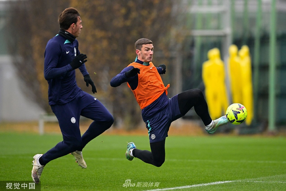 卢卡库与队友进行二过一撞墙式配合训练，皮球在两人脚下流畅传递，展现出日益恢复的默契。