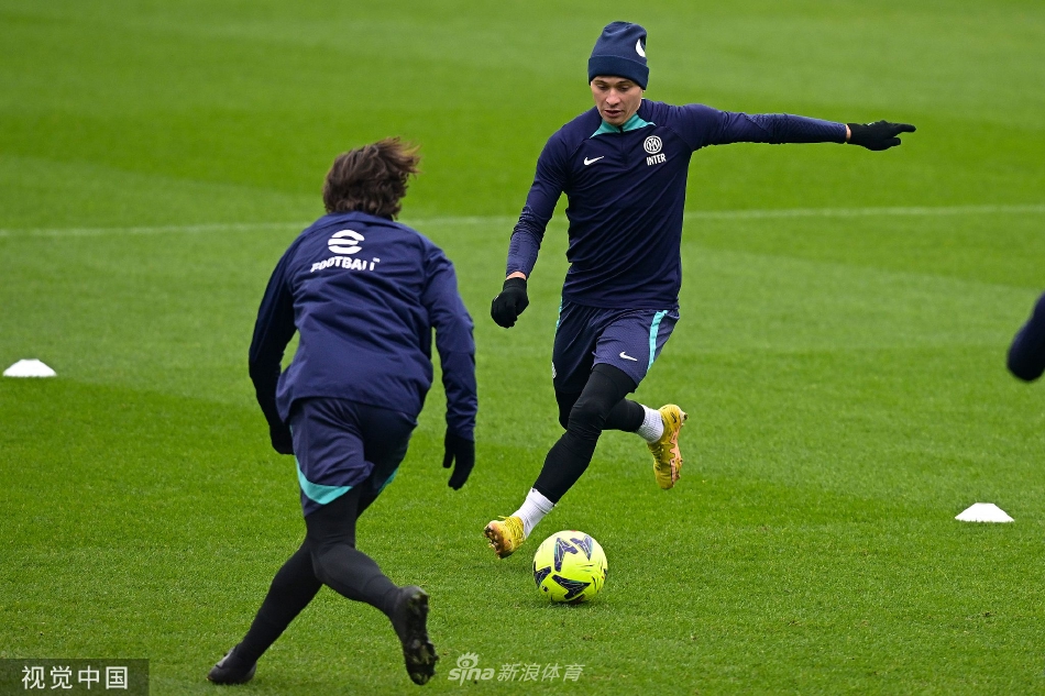 门将奥纳纳飞身扑救训练射门，动作舒展犹如猎豹，守护着球队最后一道防线的尊严。