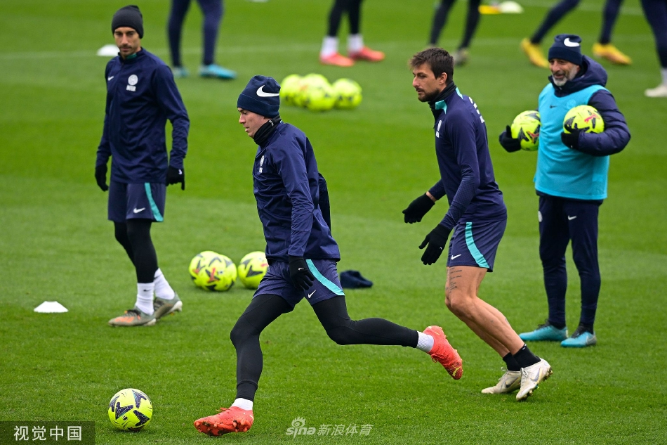 教练组在场边细致指导球员跑位，小因扎吉双手比划着战术板，运筹帷幄决胜千里。