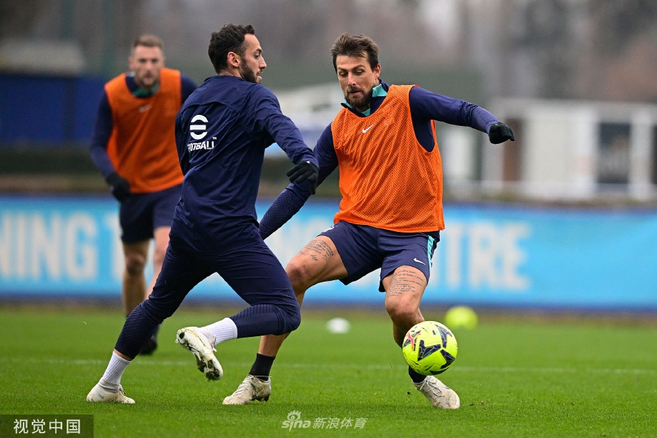 训练结束后，卢卡库与队友们轻松交谈走向场边，笑容重现脸庞，更衣室氛围融洽团结。