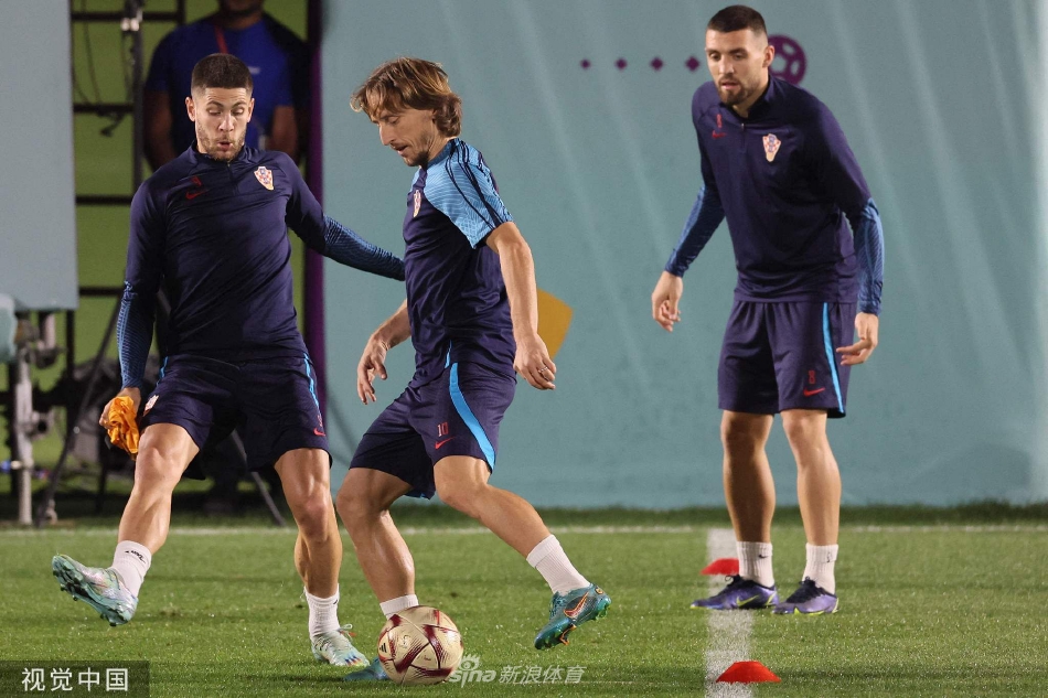 莫德里奇与佩里西奇等核心球员在训练中轻松交流，神情坚毅而平静