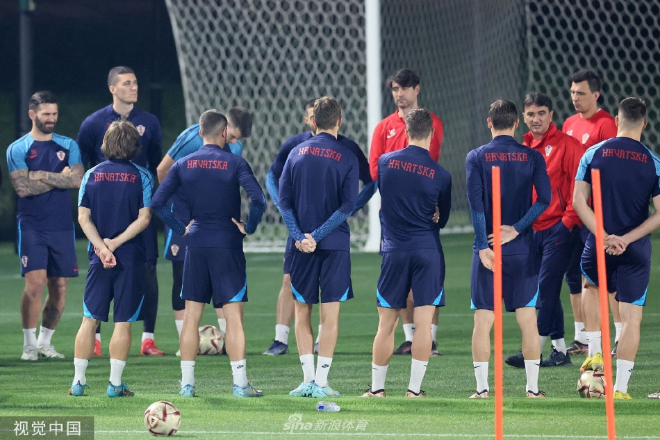 助理教练曼朱基奇亲自上阵示范防守动作，铁血精神感染全队