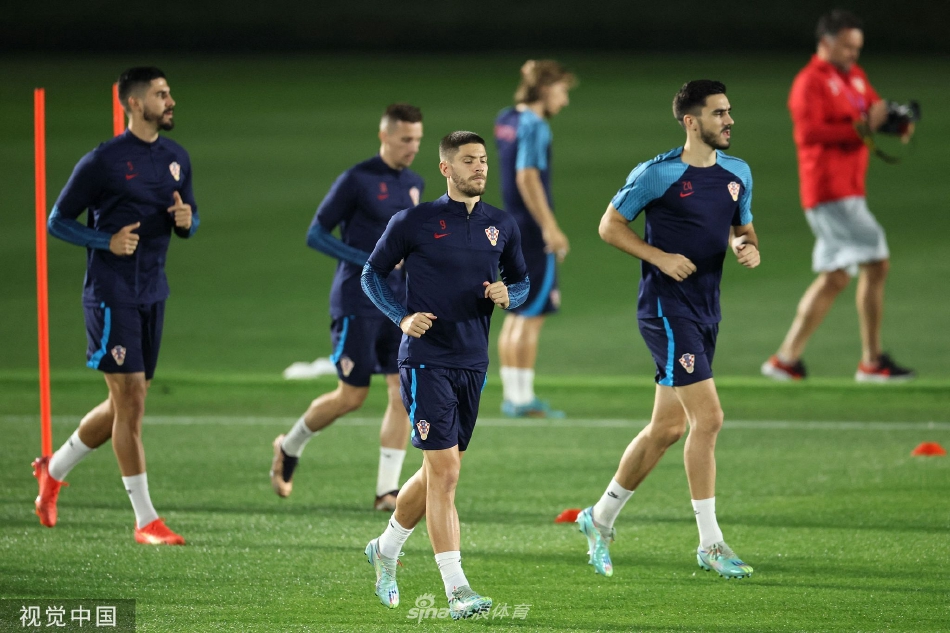 夕阳下全队合影，金色的余晖为这支顽强的队伍披上荣耀的轮廓