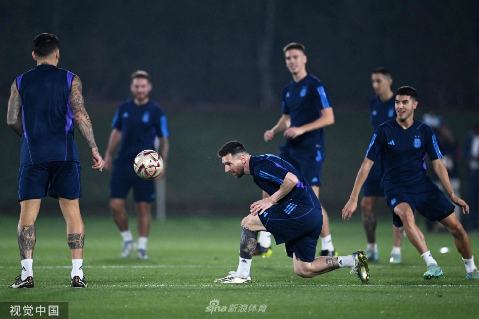 训练结束后，球队成员相互搭肩鼓励，在夕阳下拉出长长的影子，展现钢铁般的团队情谊